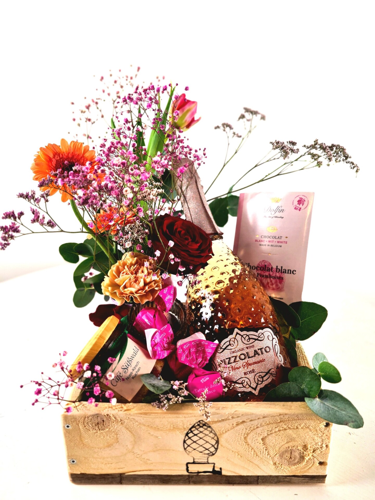 Geschenkkorb mit Blumen, Wein und Schokolade