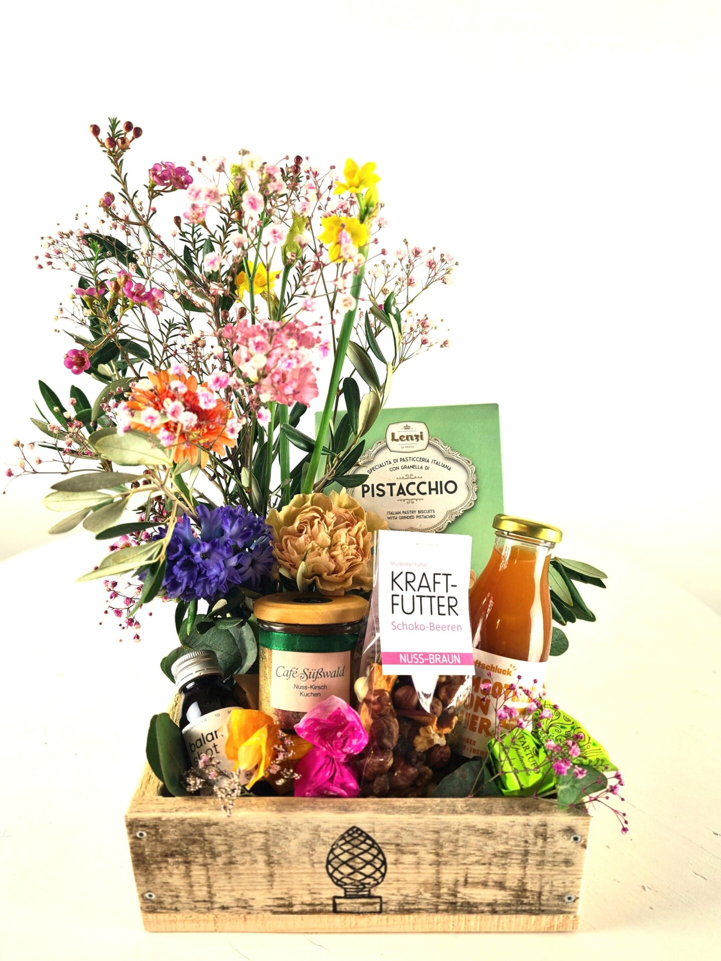 Geschenkkorb mit Blumen und Feinkostprodukten