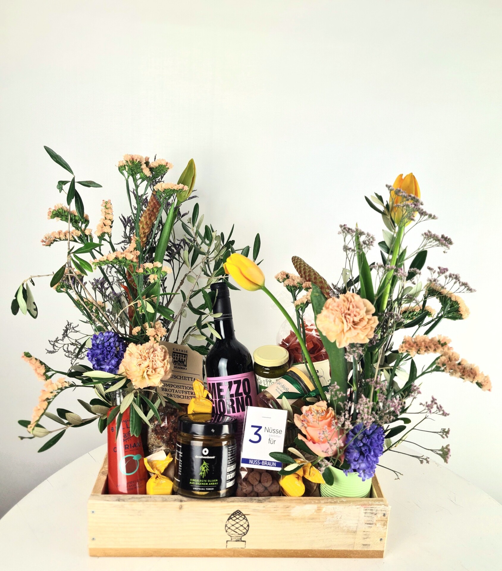 Geschenkkorb mit Blumen, Wein und Feinkost