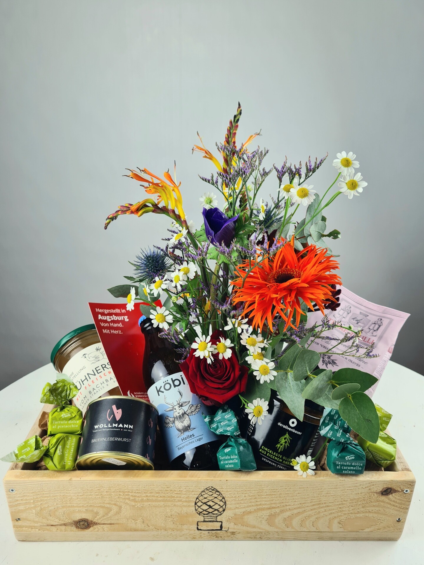 Geschenkkorb mit Blumen und Feinkostprodukten
